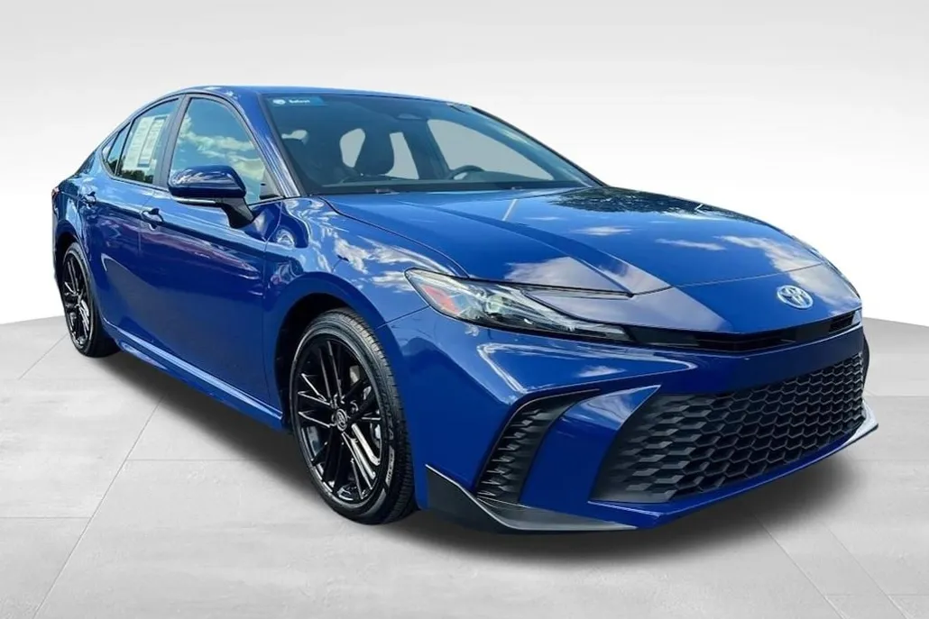 2025 Toyota Camry SE Hybrid photo 1