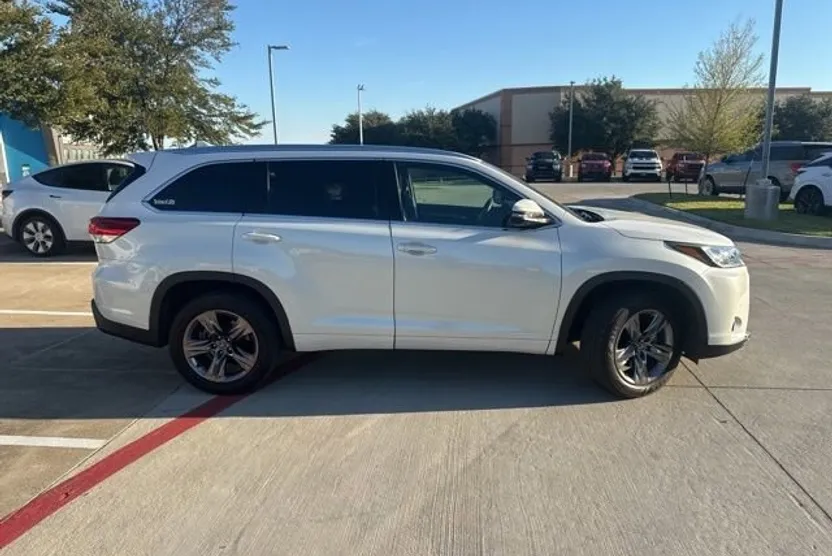 2019 Toyota Highlander Limited Platinum photo 1