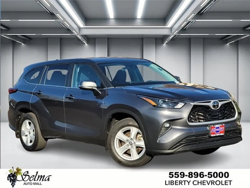 2023 Toyota Highlander LE photo 1