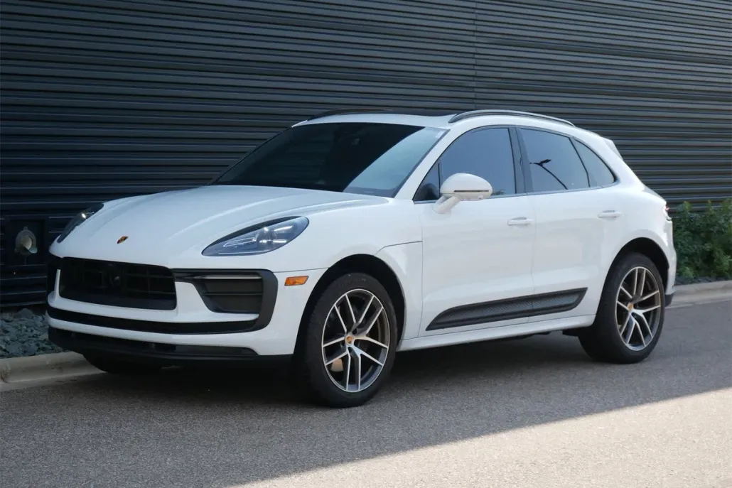 2023 Porsche Macan T photo 1