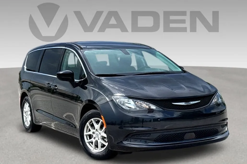 2022 Chrysler Voyager LX photo 1