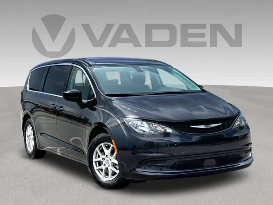 2022 Chrysler Voyager LX photo 1