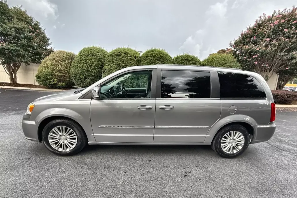 2015 Chrysler Town & Country photo 1
