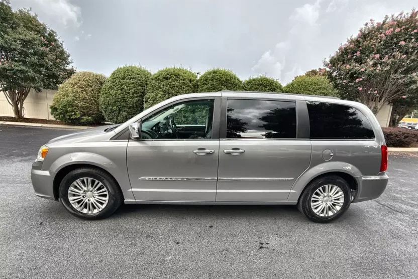 2015 Chrysler Town & Country photo 1