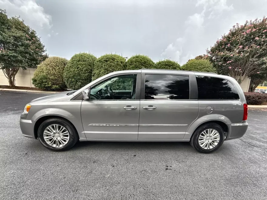 2015 Chrysler Town & Country photo 1