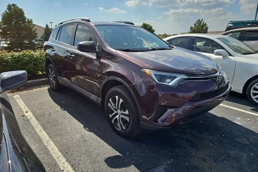 2018 Toyota RAV4 LE photo 1
