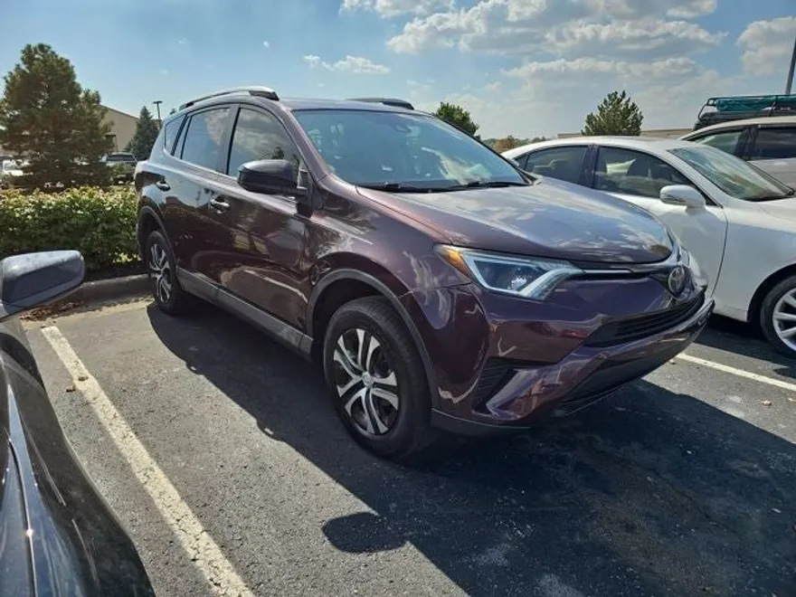 2018 Toyota RAV4 LE photo 1