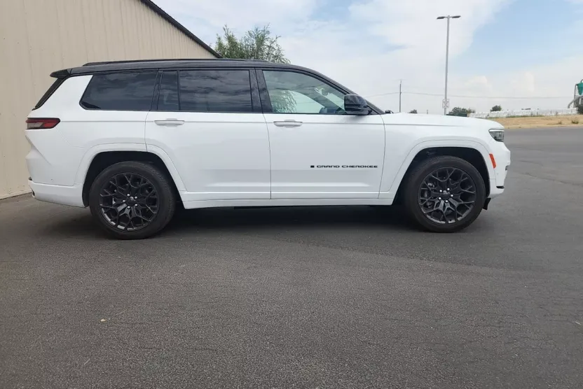 2024 Jeep Grand Cherokee L Summit photo 1