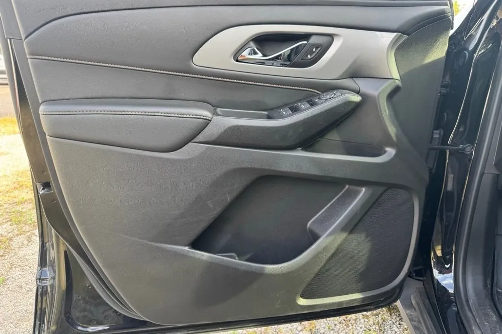 2021 Chevrolet Traverse LS photo 1