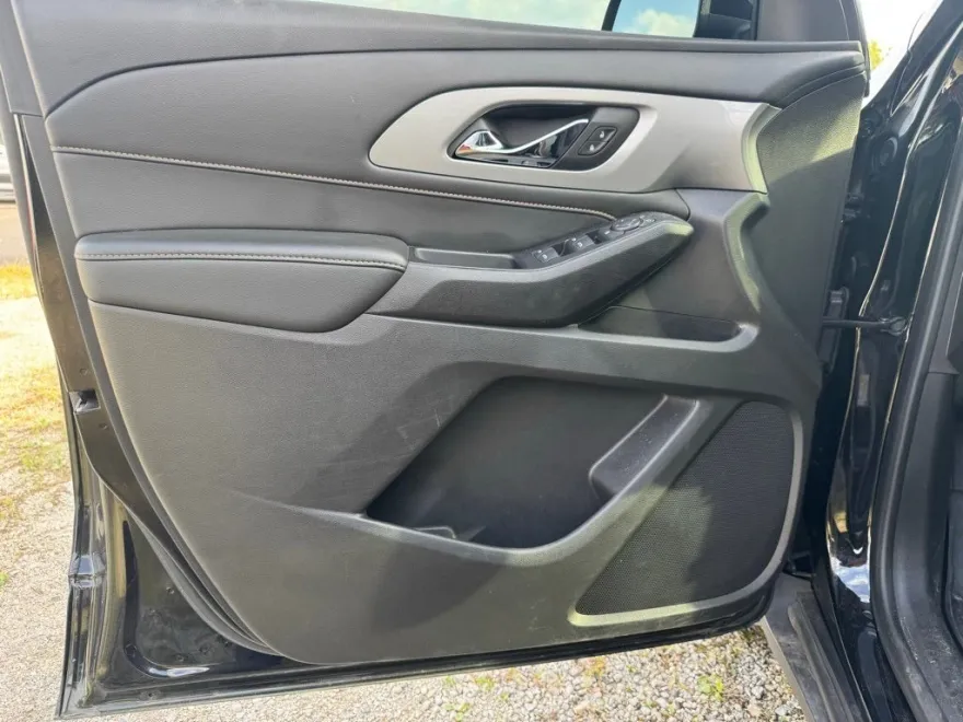 2021 Chevrolet Traverse LS photo 1