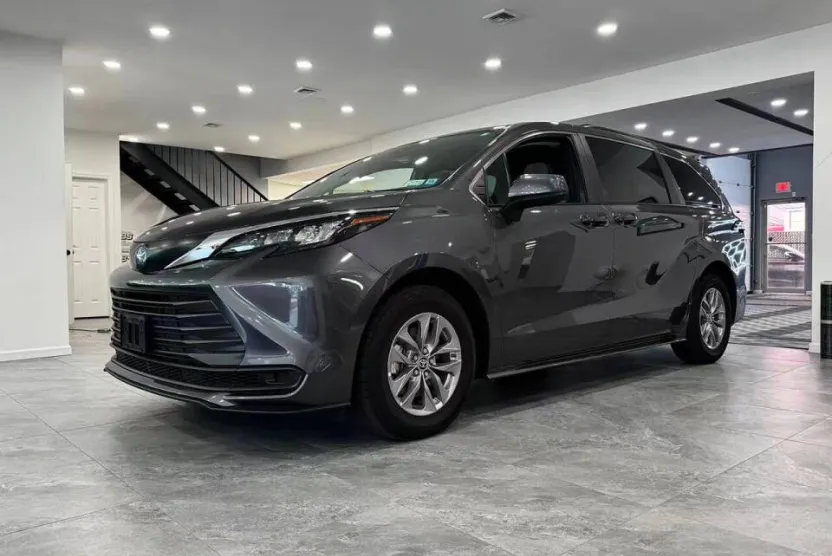 2025 Toyota Sienna LE photo 1