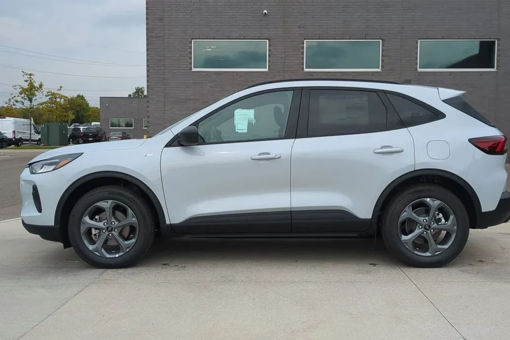 2025 Ford Escape ST-Line photo 1