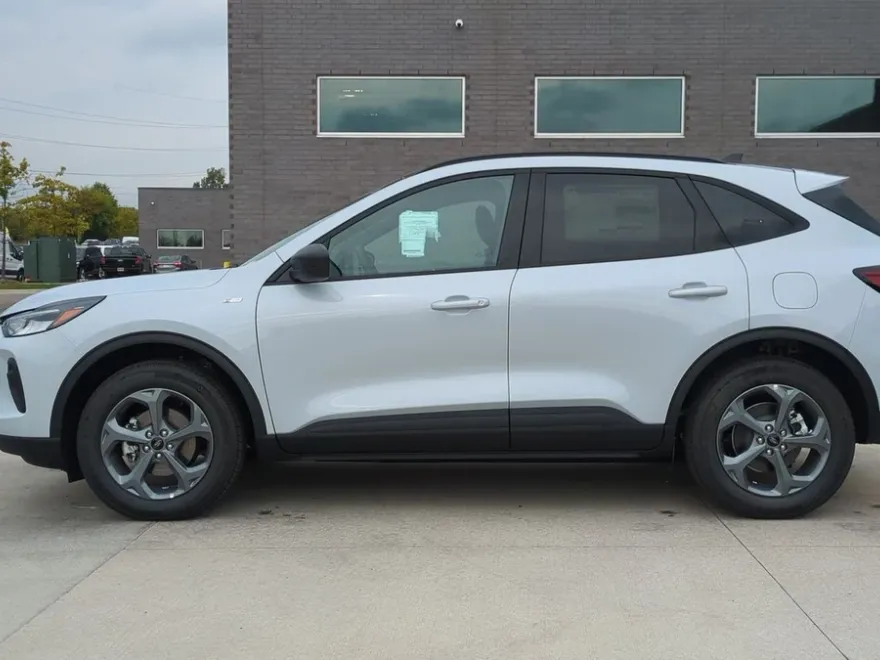 2025 Ford Escape ST-Line photo 1