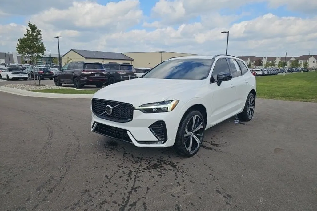 2023 Volvo XC60 B5 Ultimate photo 1