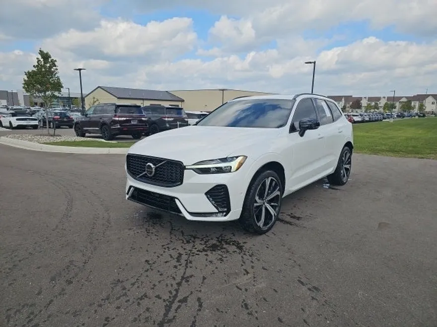 2023 Volvo XC60 B5 Ultimate photo 1