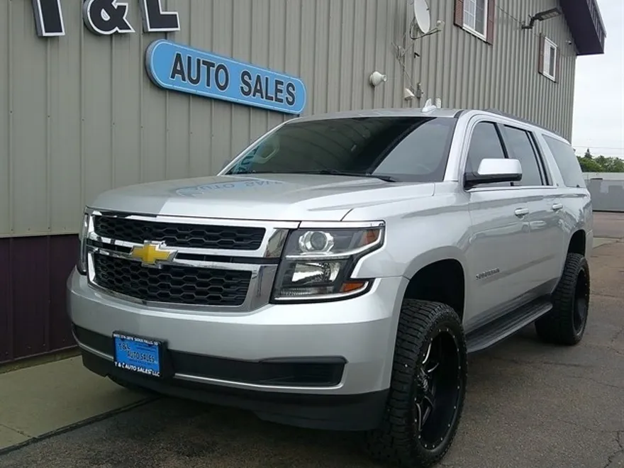 2018 Chevrolet Suburban LT photo 1