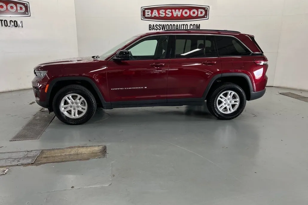 2024 Jeep Grand Cherokee Laredo photo 1