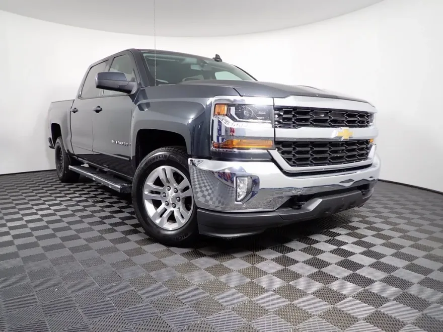 2017 Chevrolet Silverado 1500 LT photo 1