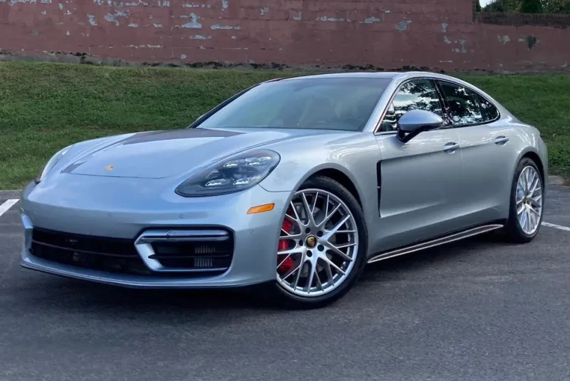 2022 Porsche Panamera GTS photo 1