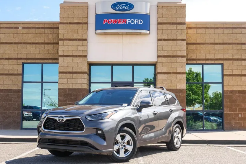 2022 Toyota Highlander LE photo 1