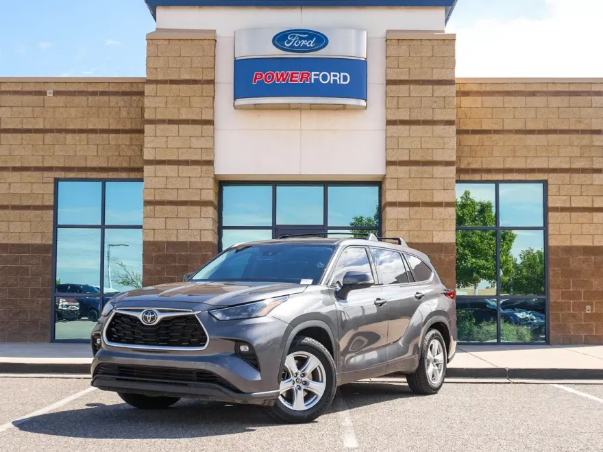 2022 Toyota Highlander LE photo 1