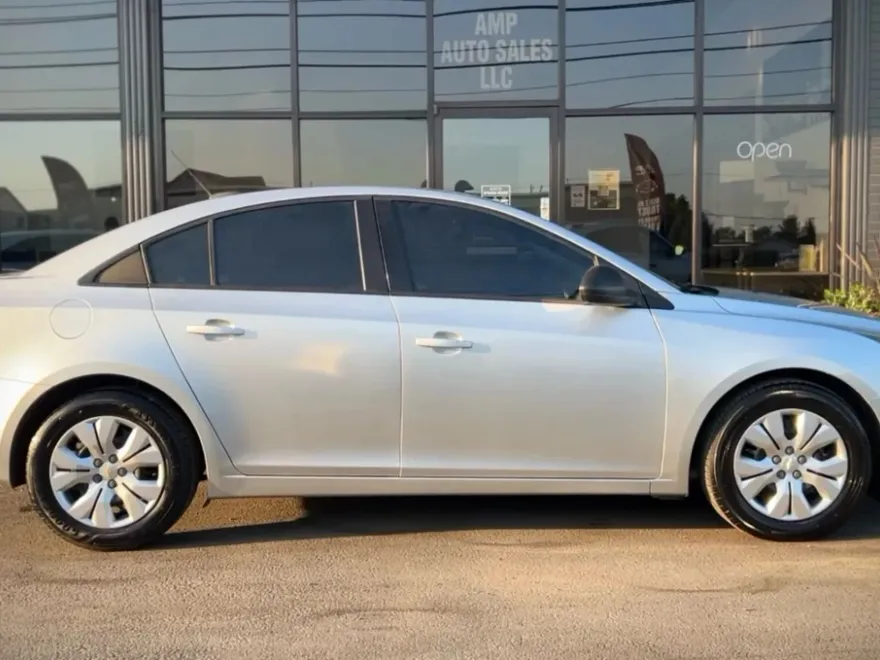 2015 Chevrolet Cruze LS photo 1