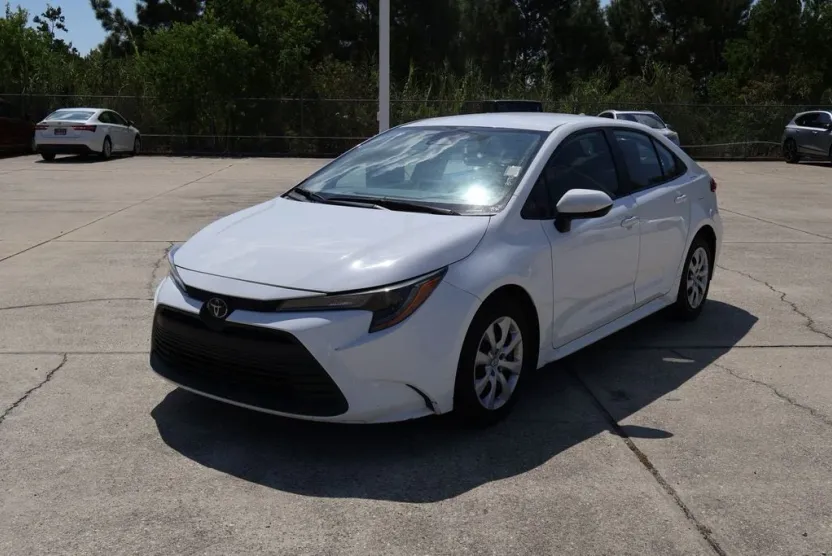 2023 Toyota Corolla LE photo 1
