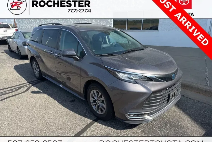 2023 Toyota Sienna XLE photo 1