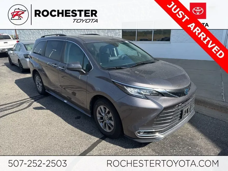 2023 Toyota Sienna XLE photo 1