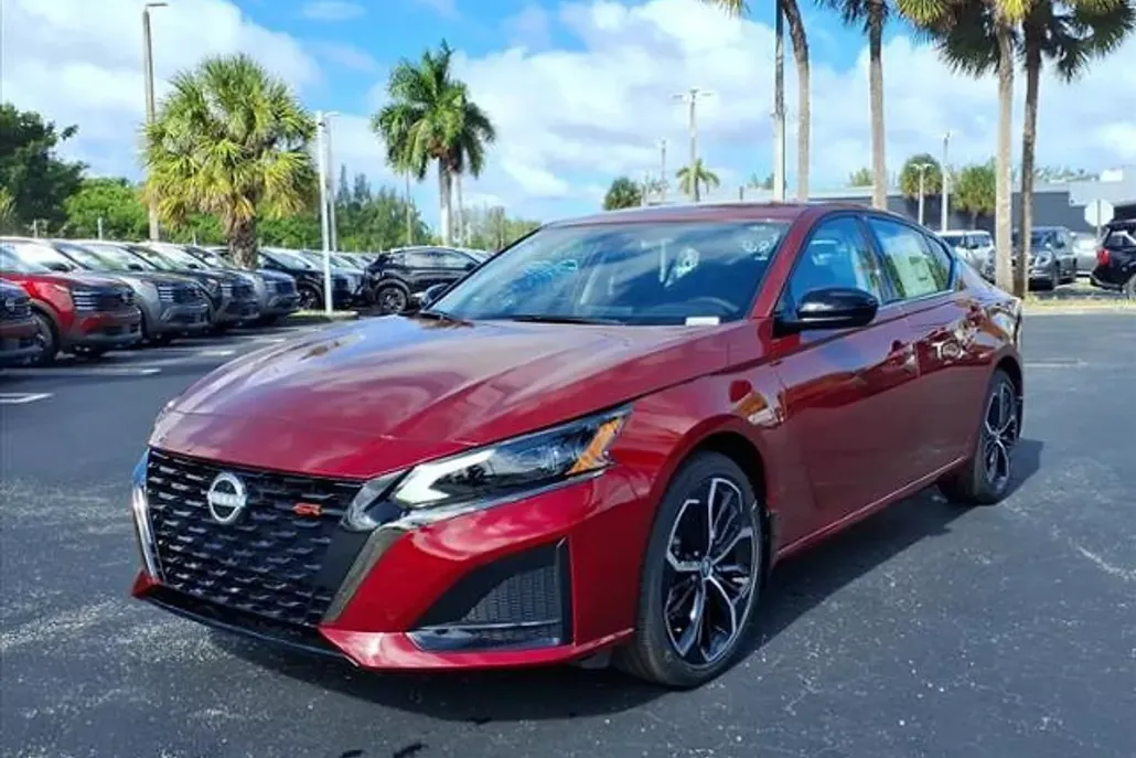 2025 Nissan Altima SR photo 1