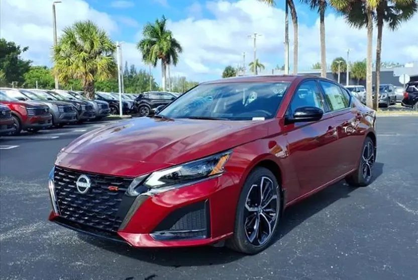 2025 Nissan Altima SR photo 1