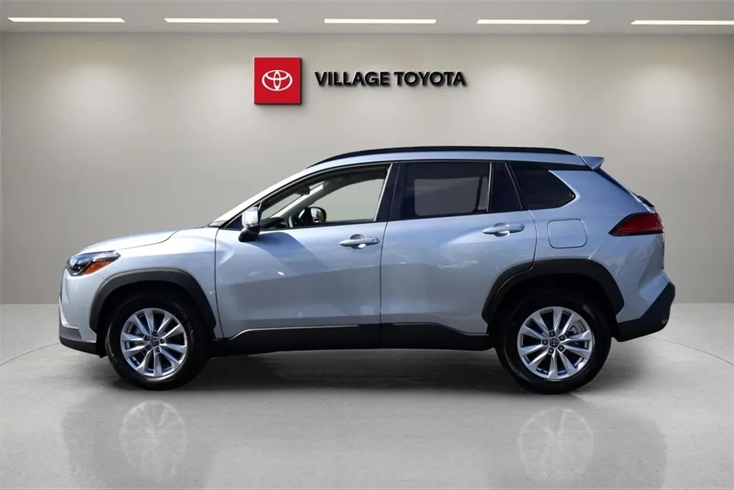 2024 Toyota Corolla Cross LE photo 1