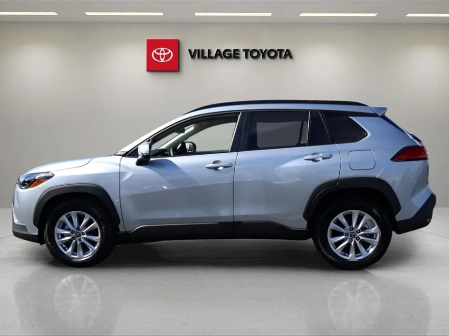 2024 Toyota Corolla Cross LE photo 1