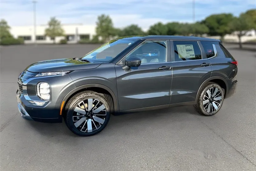 2025 Mitsubishi Outlander SE photo 1