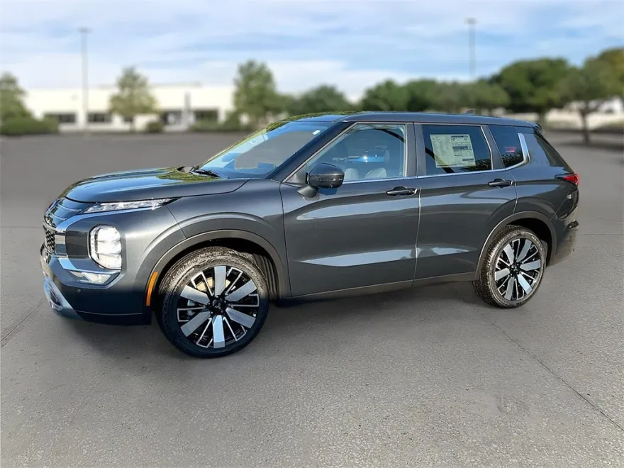 2025 Mitsubishi Outlander SE photo 1