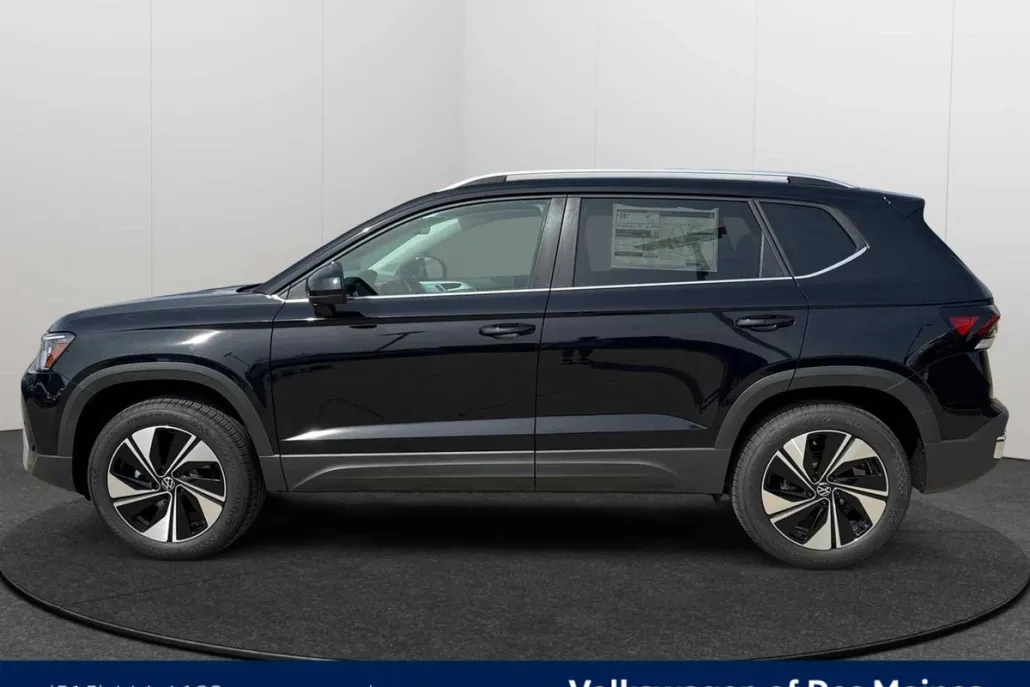 2025 Volkswagen Taos SE photo 1