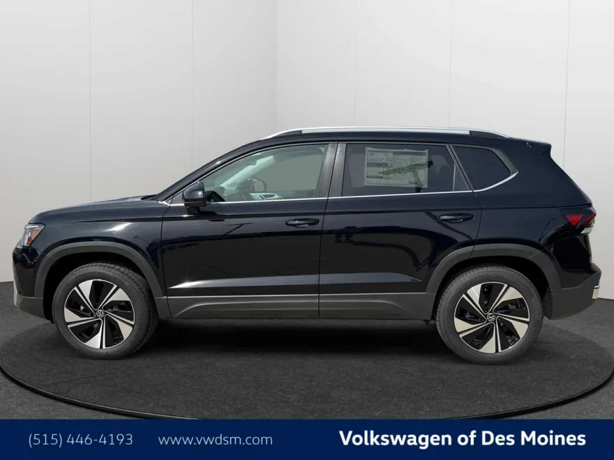 2025 Volkswagen Taos SE photo 1