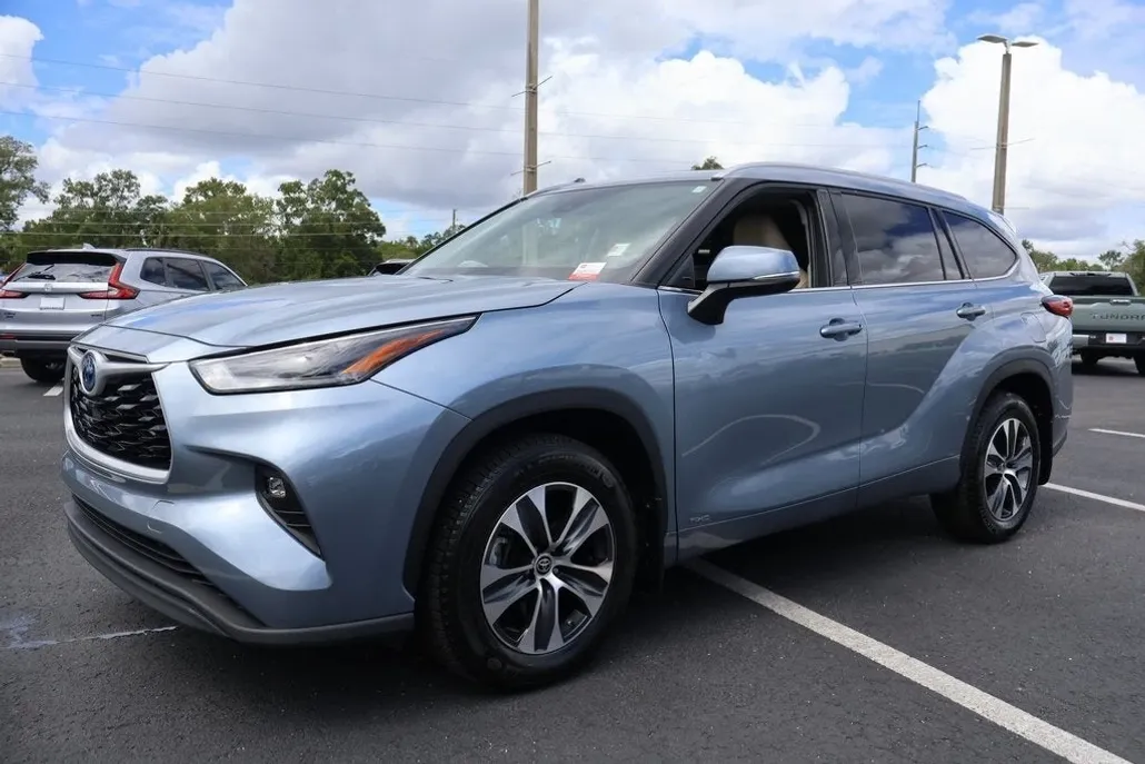 2022 Toyota Highlander Hybrid XLE photo 1