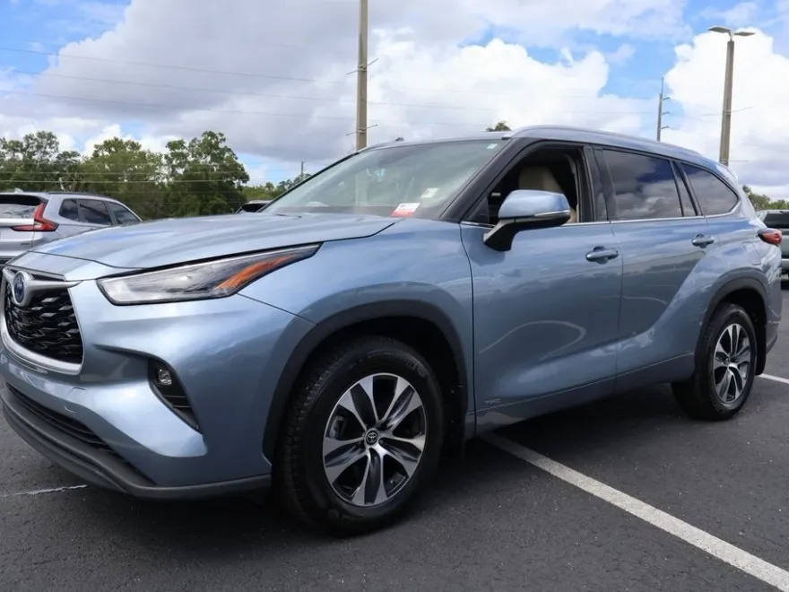2022 Toyota Highlander Hybrid XLE photo 1