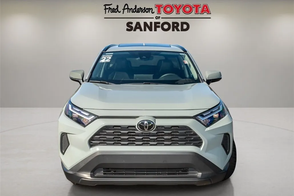 2022 Toyota RAV4 XLE photo 1