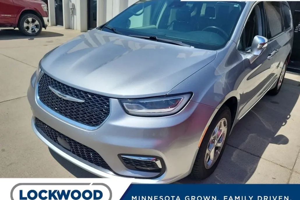 2021 Chrysler Pacifica Limited photo 1