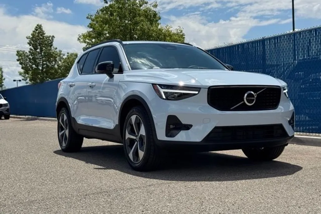 2026 Volvo XC40 Plus photo 1