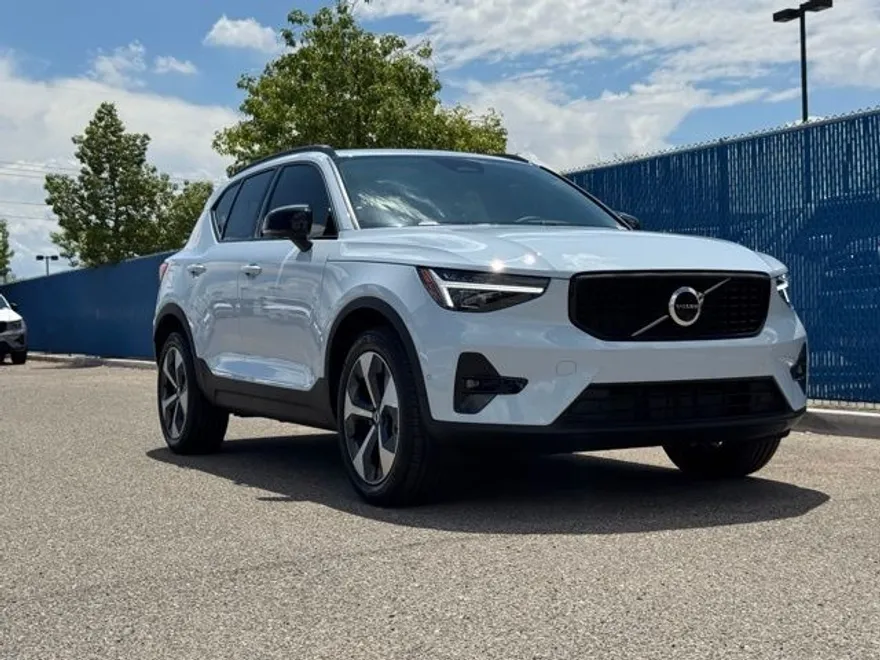 2026 Volvo XC40 Plus photo 1