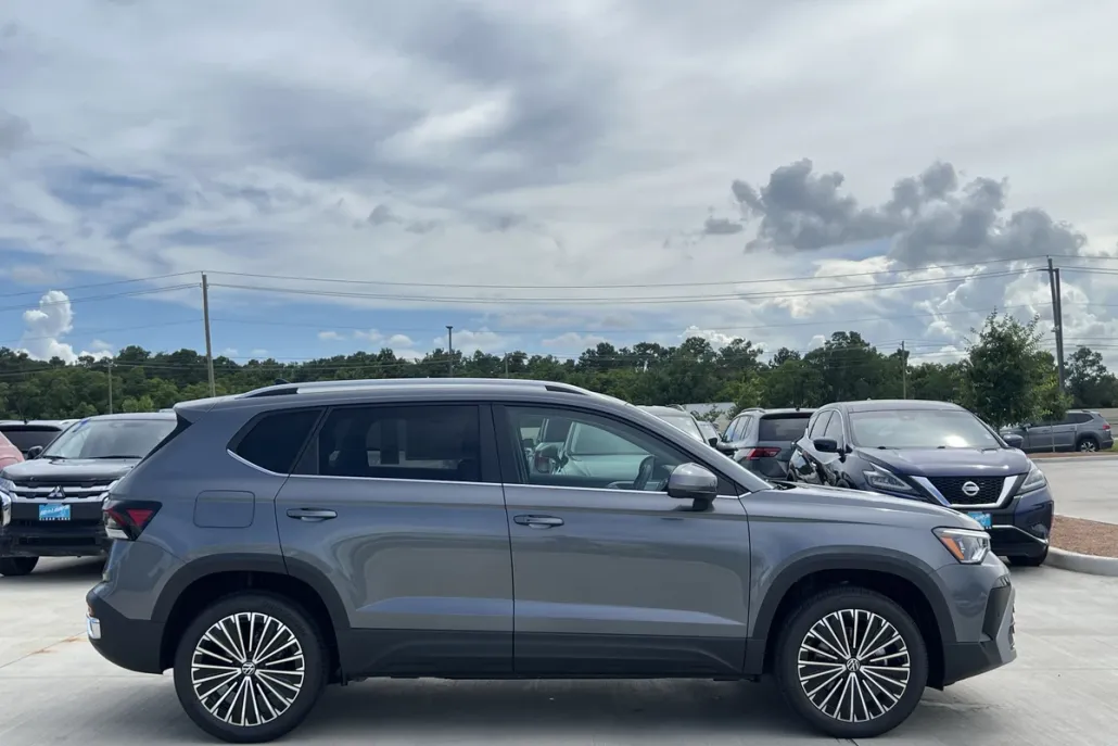 2025 Volkswagen Taos SE photo 1