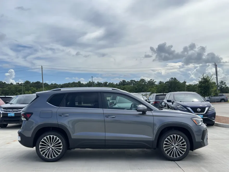 2025 Volkswagen Taos SE photo 1
