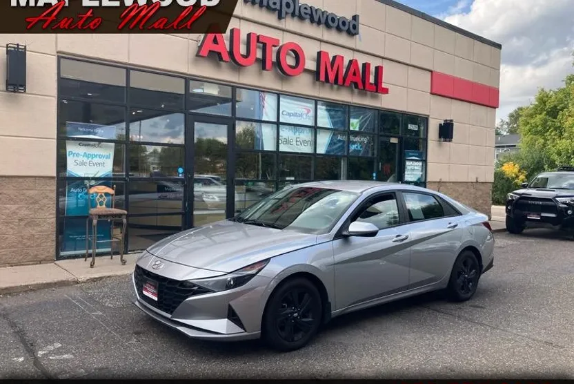 2022 Hyundai Elantra SEL Convenience photo 1