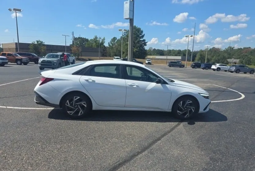 2025 Hyundai Elantra SEL Sport photo 1