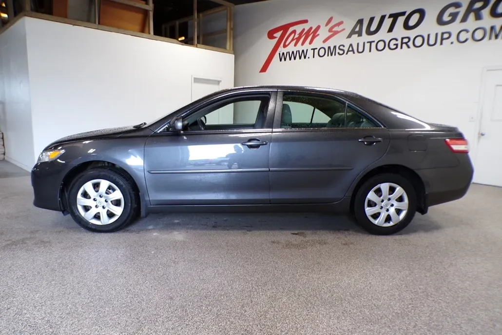 2010 Toyota Camry LE photo 1