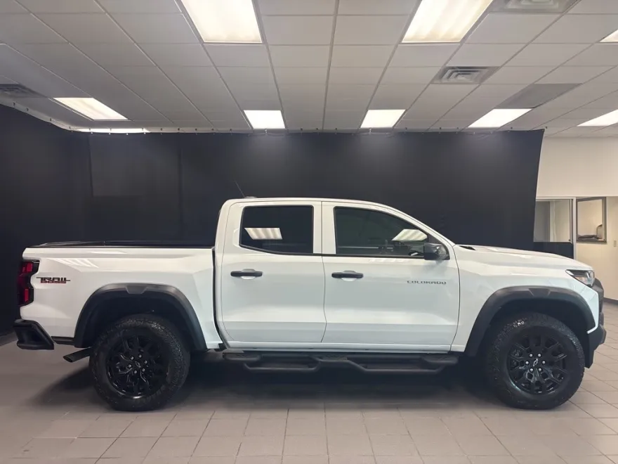 2025 Chevrolet Colorado Trail Boss photo 2