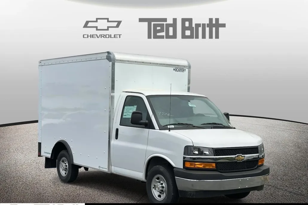 2025 Chevrolet Express Cutaway 3500 photo 1